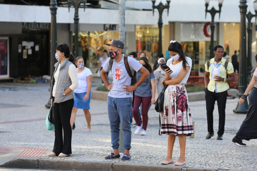 Mascara rua uso-mascaras-ambientes-fechados