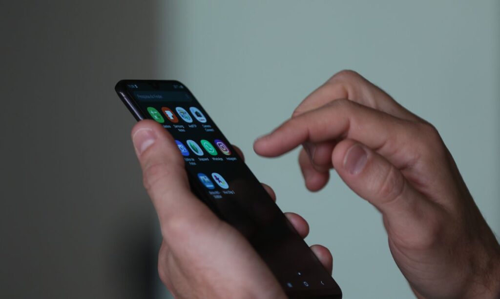 Smartphone, celular, em uso. Smartphone, celular, em uso.