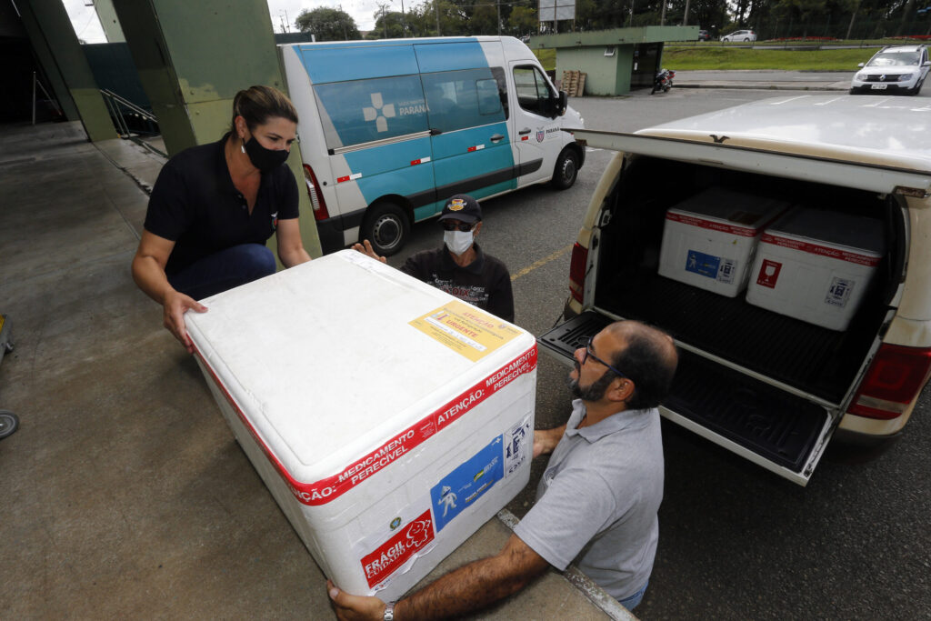Distribuição de vacinas contra Covid 19, para as regionais de saúde do Paraná, no Cemepar, em Curitiba