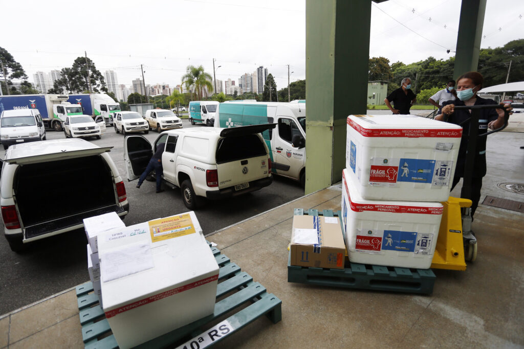 Funcionários do Cemepar carregando vacinas contra a Covid 19, para as 22 regionais de saúide do Paraná Funcionários do Cemepar carregando vacinas contra a Covid 19, para as 22 regionais de saúide do Paraná