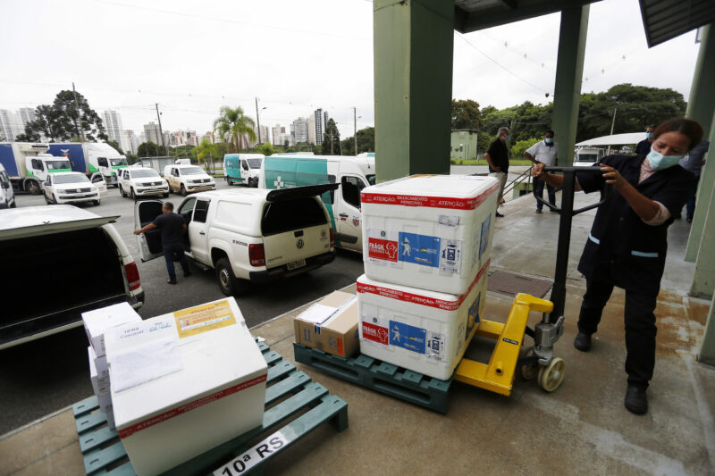 Funcionários do Cemepar carregando vacinas contra a Covid 19, para as 22 regionais de saúide do Paraná