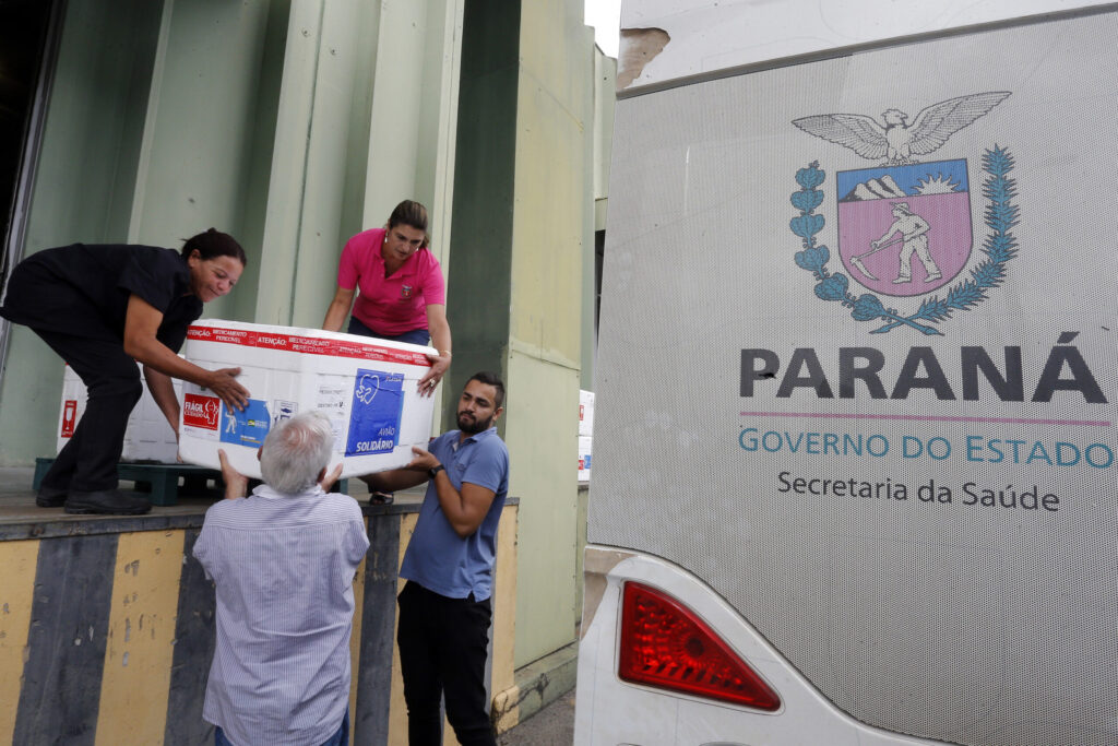 Distribuição de vacinas contra Covid 19, para as regionais de saúde do Paraná, no Cemepar, em Curitiba