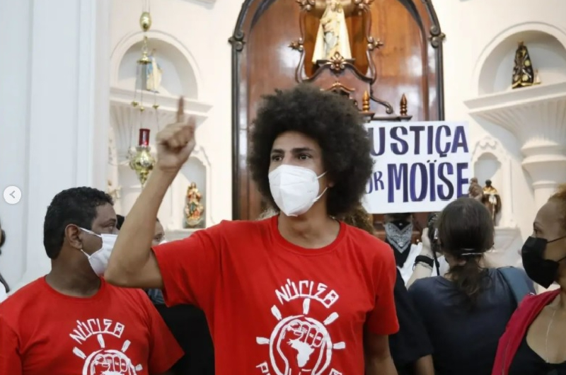 vereador-protesto-igreja