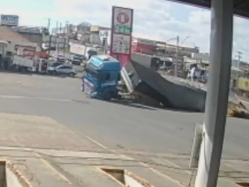 video-caminhao-tomba-parana