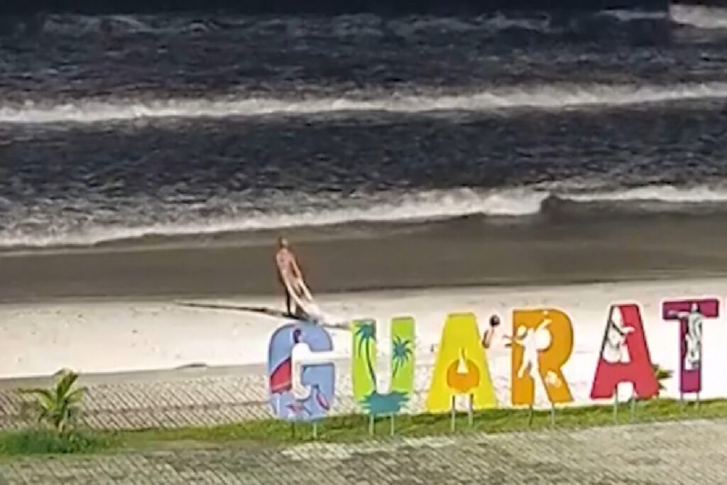video homem jogado mar guaratuba