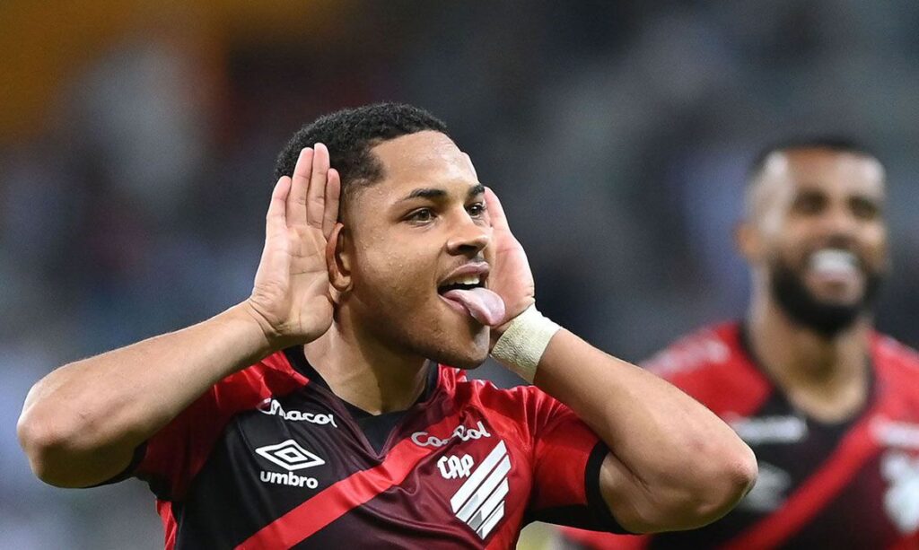vitor_roque_marca_2_vitoria_athletico_x_galo