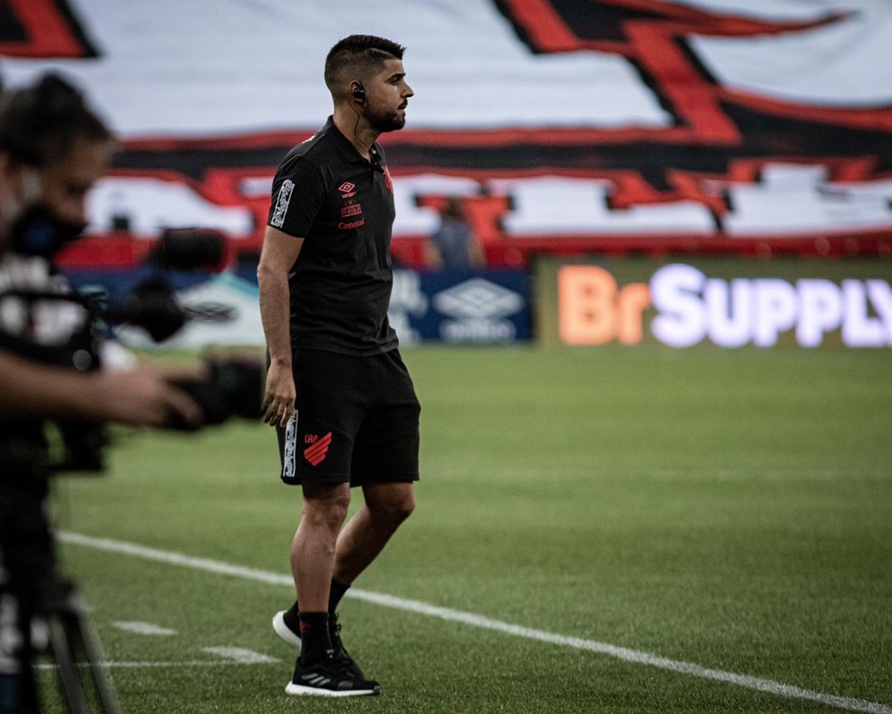 António Oliveira na beira do gramado em jogo pelo Brasileirão — Foto: Matheus Meneses/NeoPhoto