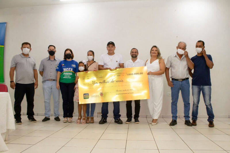 Aos 21 anos, morador de Lobato recebe o prêmio de R$ 1 milhão do Nota Paraná