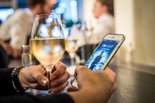 wine-wine-glass-mobile-phone-phone-drinking-cellphone-cell-phone-smartphone-social-media-t20-pYE7Le