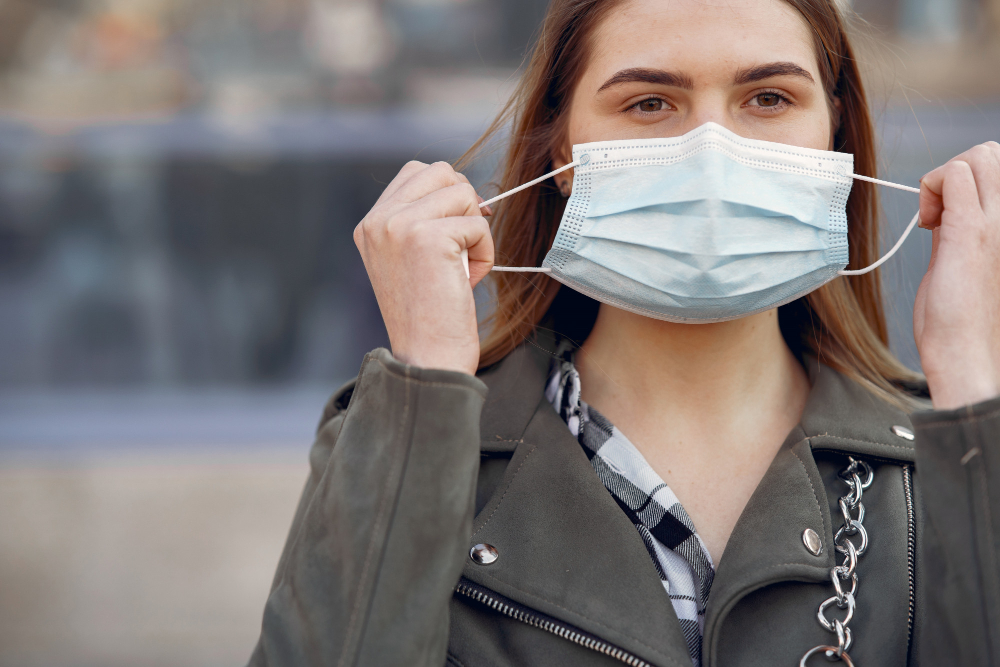 woman-in-a-mask-stands-on-the-street