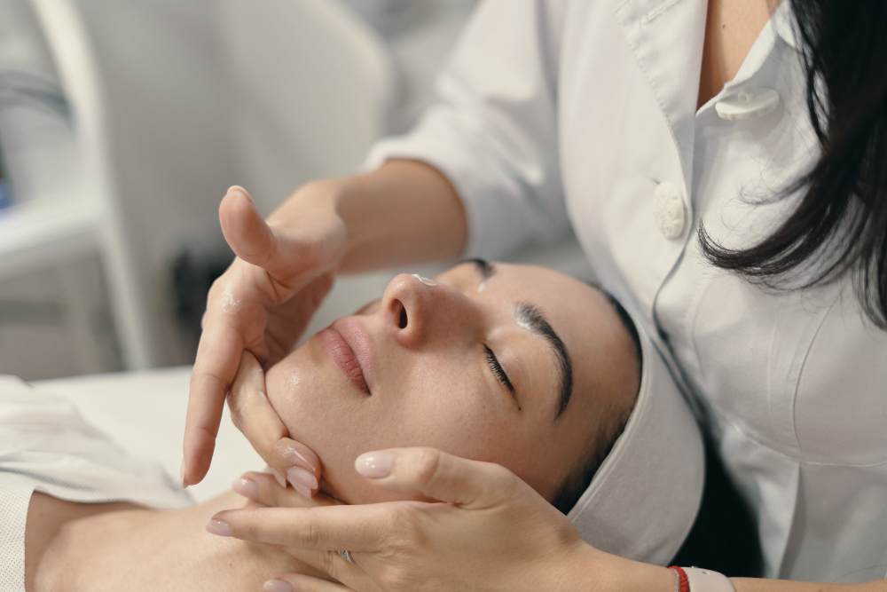 young-woman-lies-with-closed-eyes-cosmetologist-making-procedure