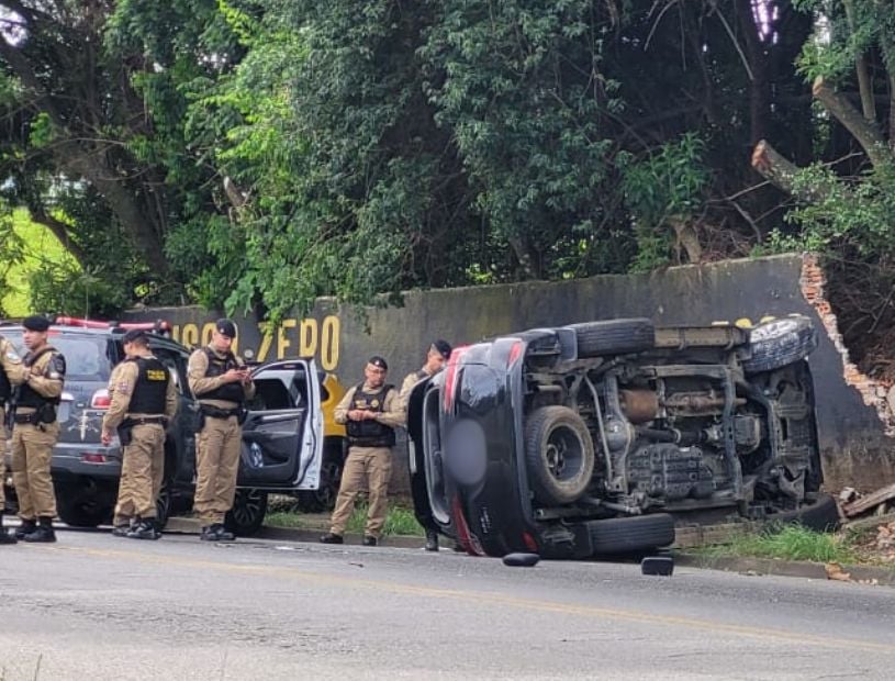 carro-furtado-baleado-capota