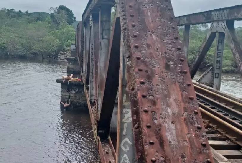 jovem-cai-ponte