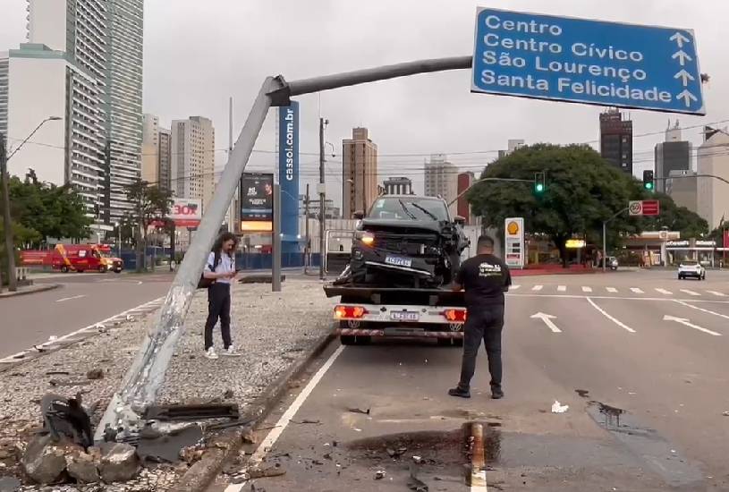 acidente-curitiba-hoje-carro-bate-placa