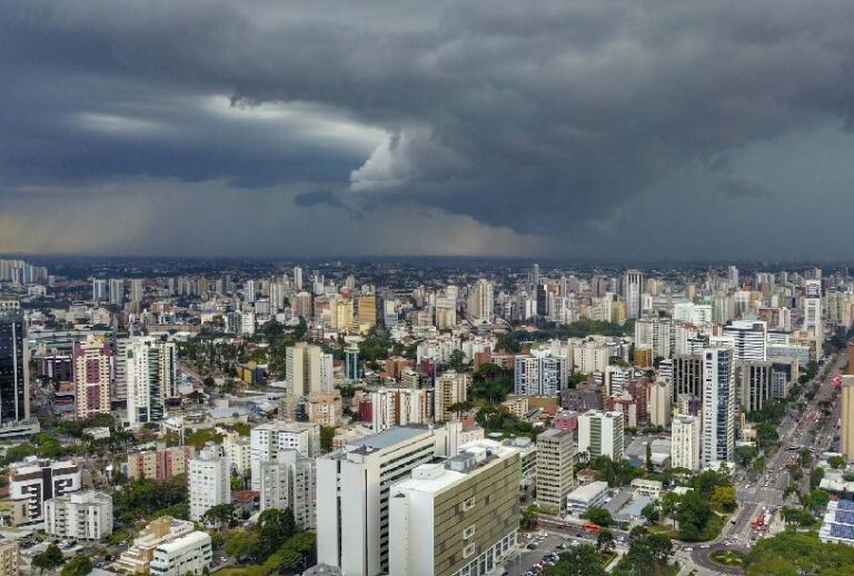 Vista aérea de Curitiba encoberta por nuvens de chuva