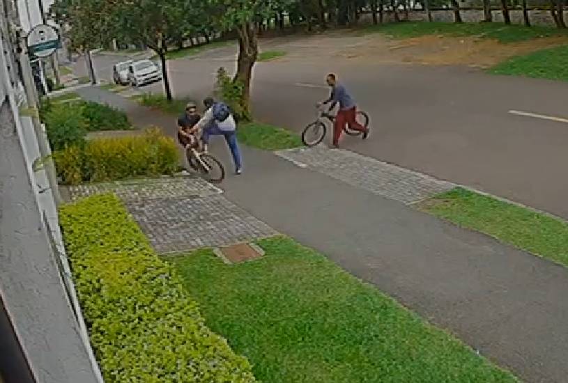 bandidos-roubam-bicicleta