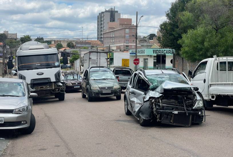 caminhao-bate-em-carro