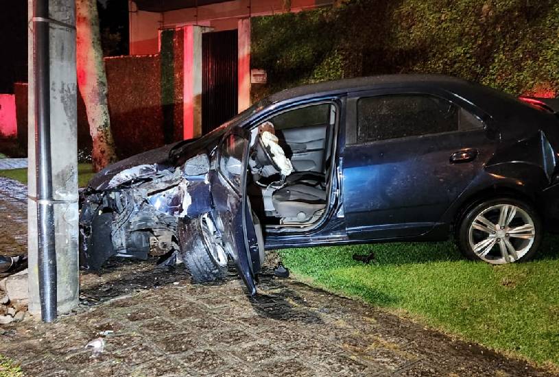 carro-bate-em-poste-curitiba-motorista-ferido