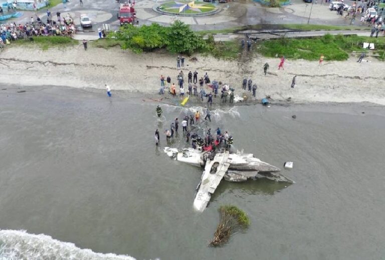 Queda de avião em Ubatuba deixa um morto e seis feridos