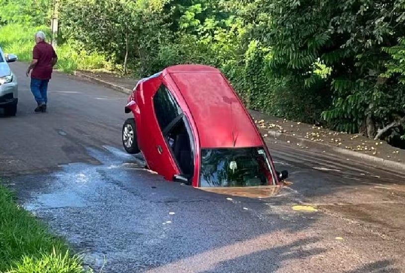 carro-afunda-em-buraco