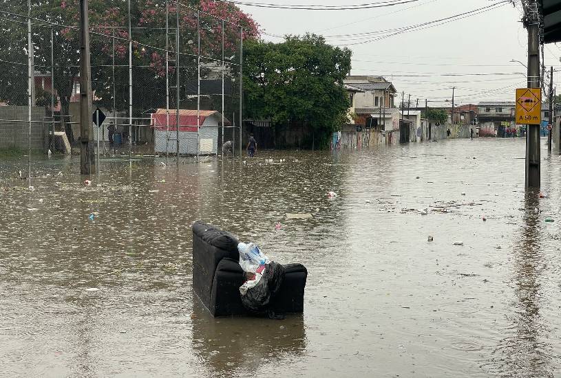 chuva-em-curitiba-rua-submersa