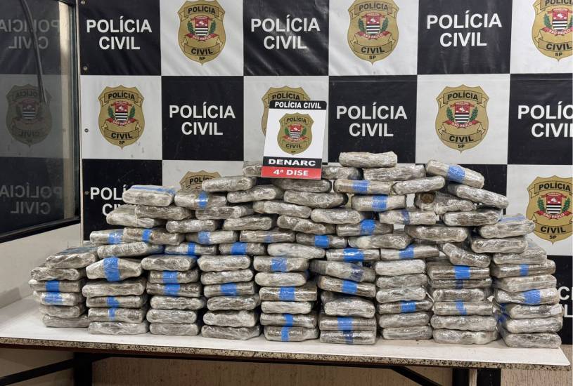 A Polícia Civil encontrou mais de 130 kg de maconha em um caminhão trator na região do Polo Industrial Pedro Luís Boso, em Catanduva, no interior de São Paulo, no sábado (8). As Equipes da 4ª Delegacia de Investigações sobre Entorpecentes (Dise) receberam uma denúncia anônima de que um veículo estaria transportando uma grande quantidade de drogas. Os policiais abordaram o caminhão na rodovia Washington Luís e durante a vistoria, foram encontrados 131 tabletes de maconhas, que totalizaram mais de 130 kg. A droga seria entregue na capital paulista. As drogas e o celular do motorista, de 48 anos, foram apreendidos para a perícia. O suspeito foi encaminhado à 4ª Dise, do Departamento Estadual de Prevenção e Repressão ao Narcotráfico (Denarc), e foi preso por tráfico de drogas.