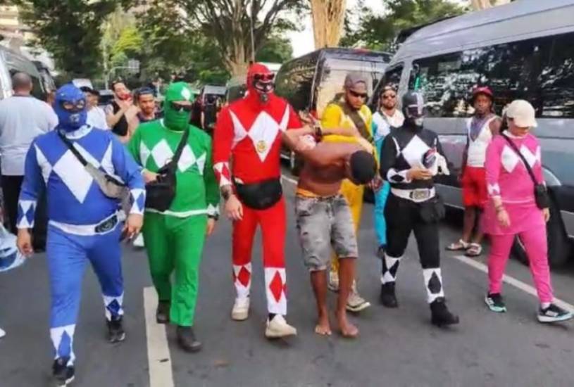 policiais-fantasiados-power-rangers