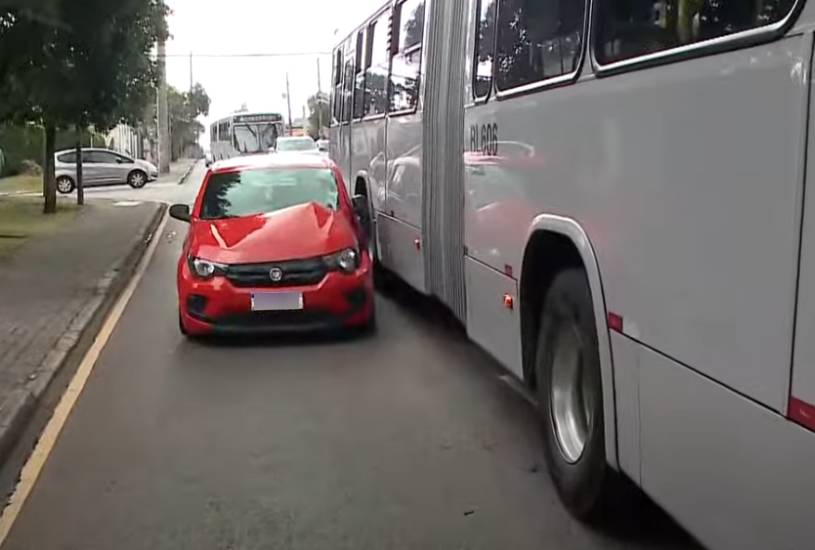 carro-bate-em-onibus