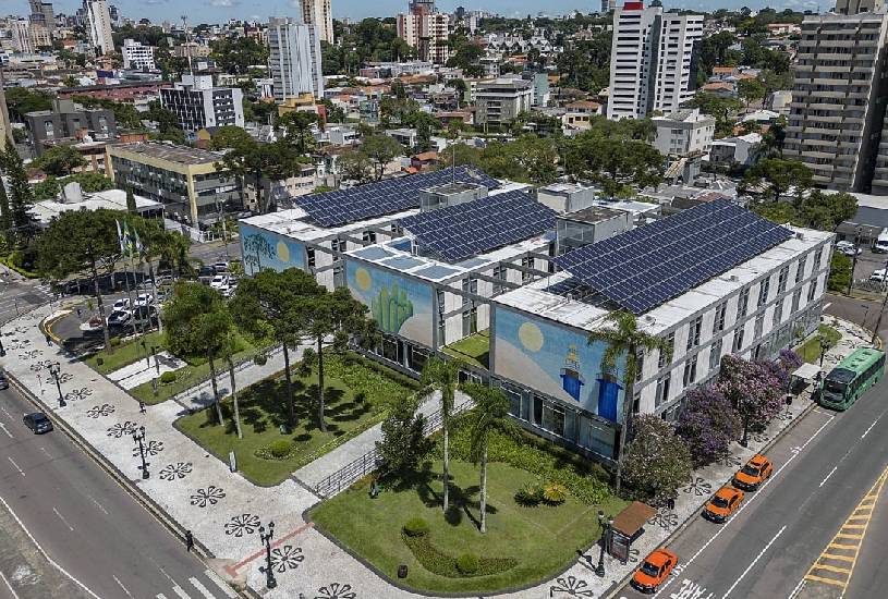 abre-e-fecha-feriado-curitiba-dia-do-trabalho