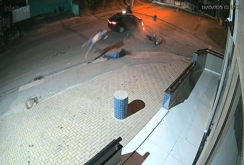 acidente-moto-carro-voa