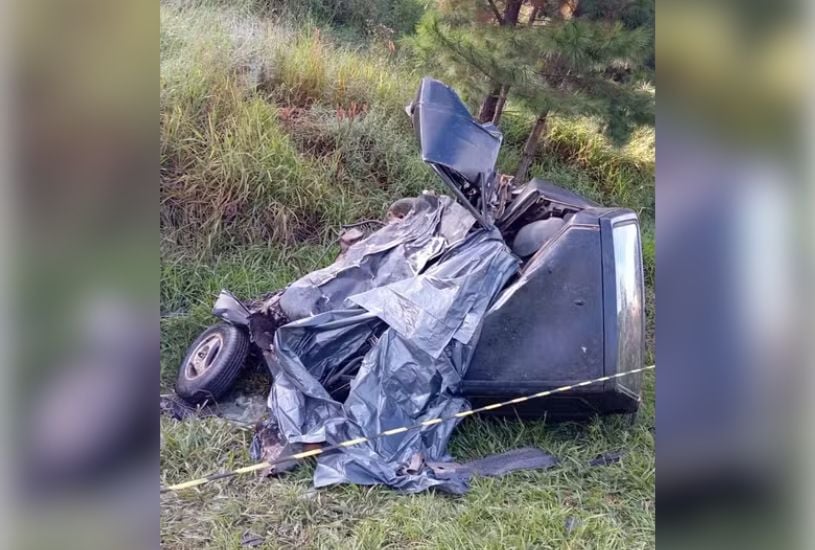 primos-morrem-em-acidente-carro-contra-caminhao-carro-destruido primos-morrem-em-acidente-carro-contra-caminhao-carro-destruido