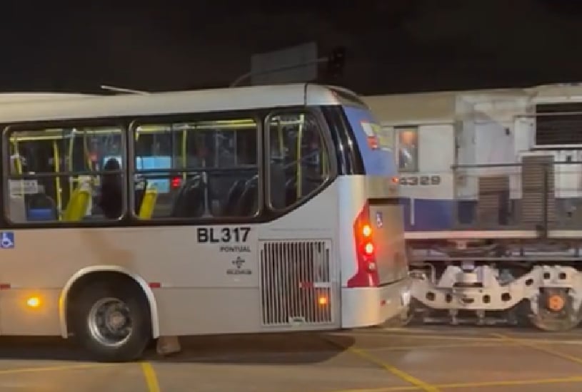 trem-bate-em-onibus