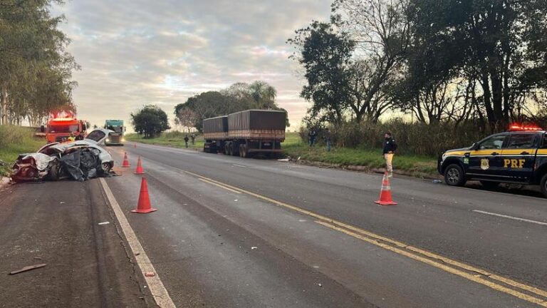 acidente-carro-caminhao-mortes-br-376