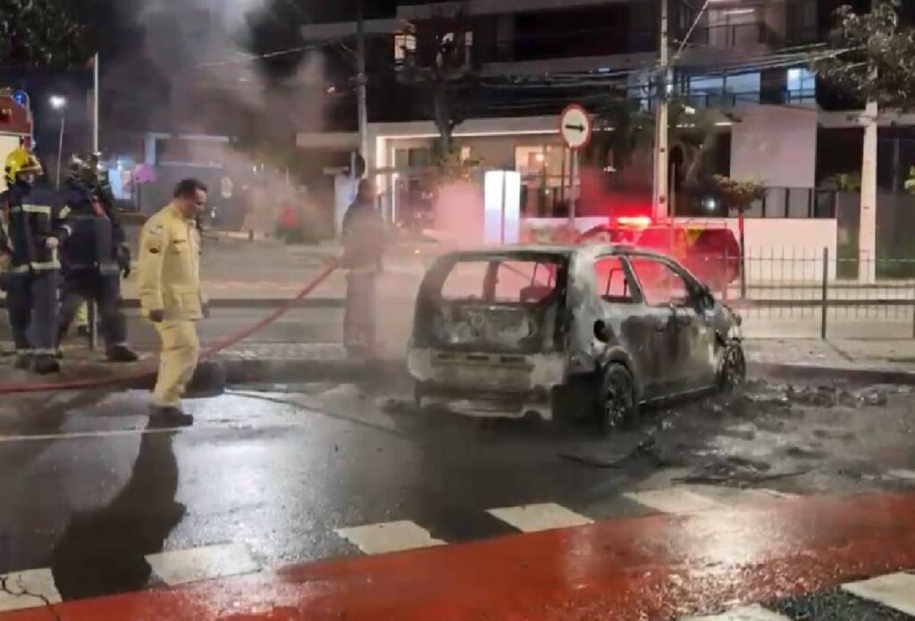 carro-incendiado-curitiba