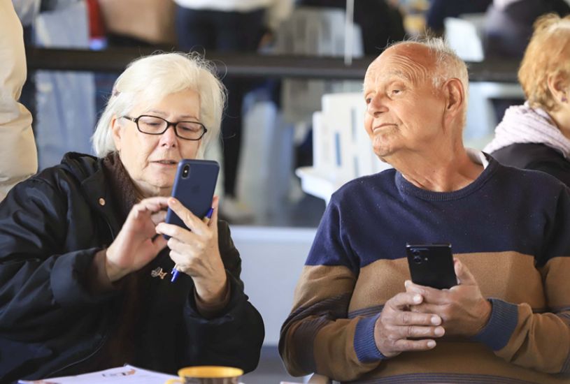 curso-para-idosos-ensinar-a-mexer-no-celular