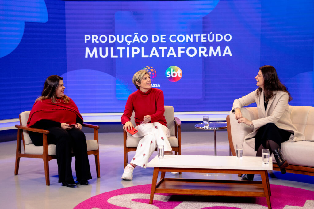 Carol Gazal em palestra na Rede Massa