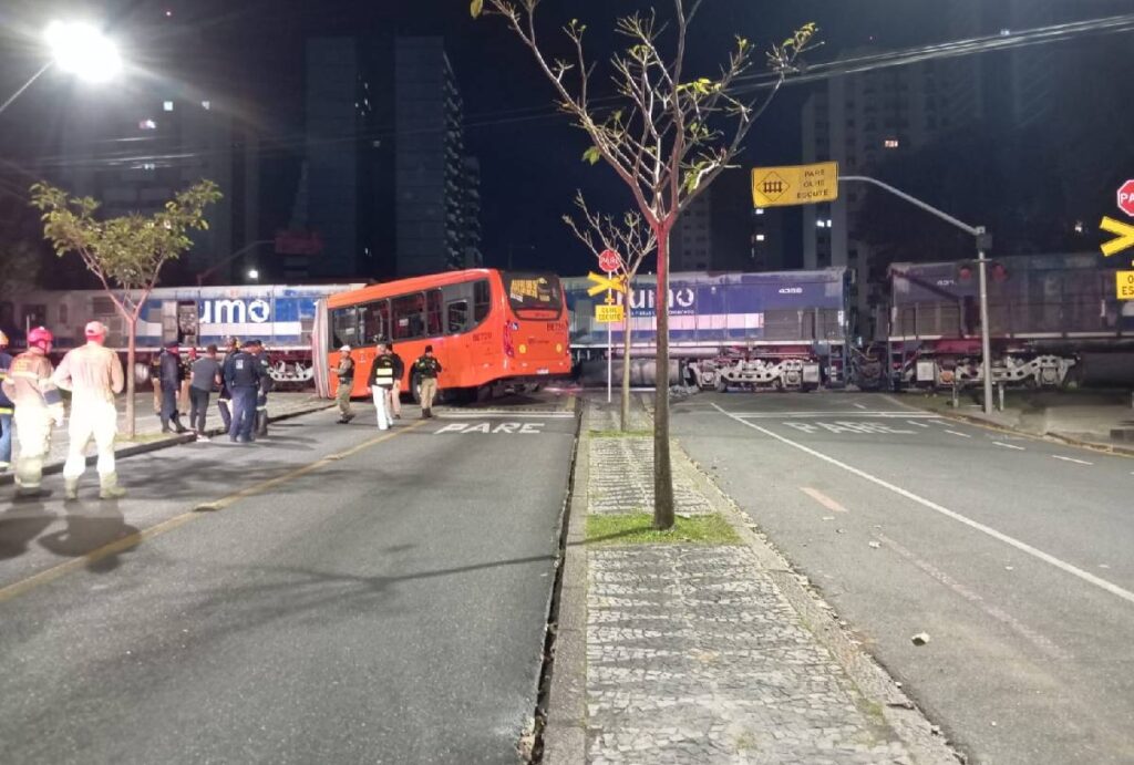 acidente-trem-e-biarticulado-curitiba