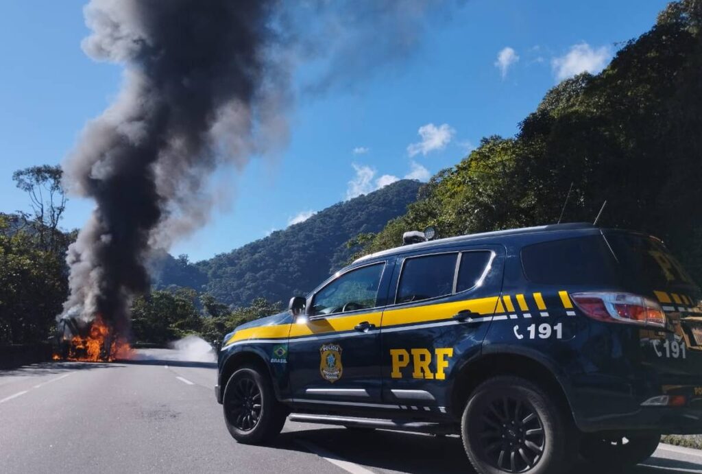 br-277-interditada-incendio-onibus