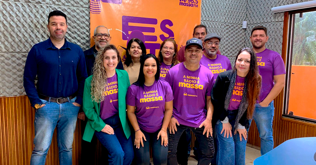 capa-massa-fm-ivinhema Equipe da Massa FM Ivinhema reunida no estúdio durante a inauguração da 84ª afiliada da rede.