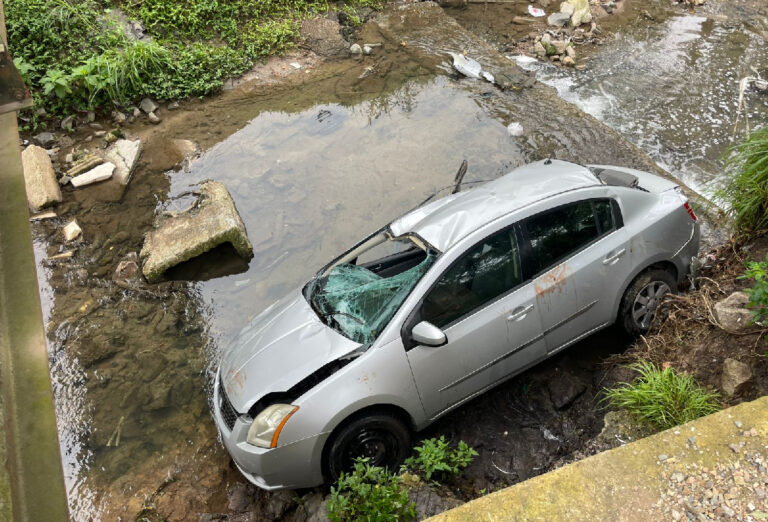 carro-cai-em-corrego carro-cai-em-corrego