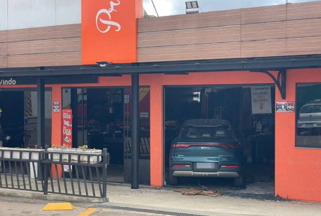 carro-invade-mercado-curitiba