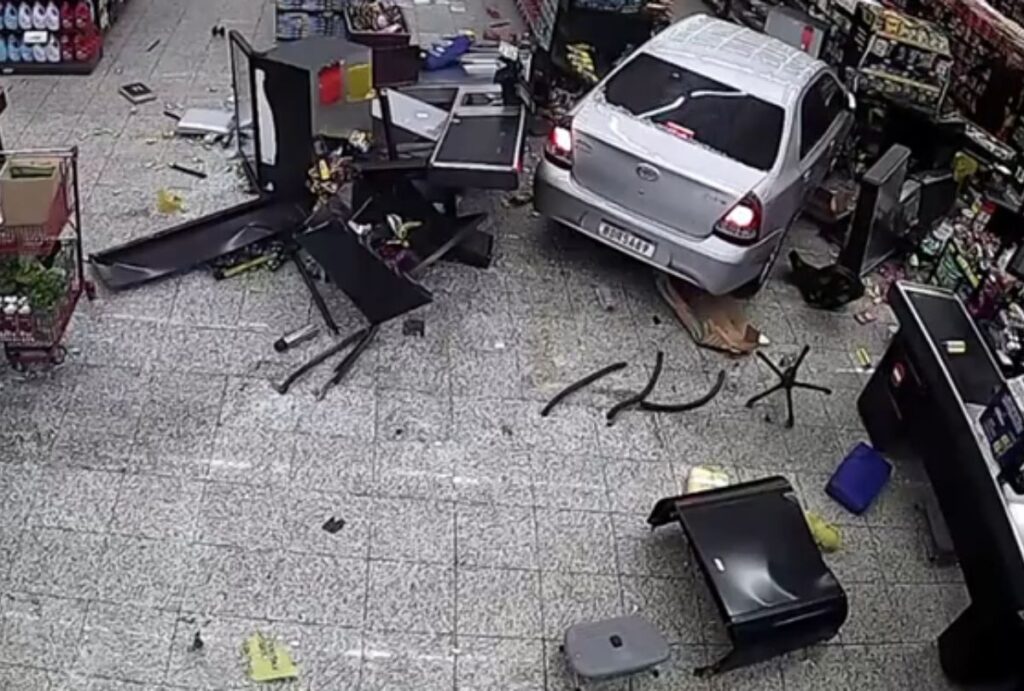 carro-invade-supermercado carro-invade-supermercado