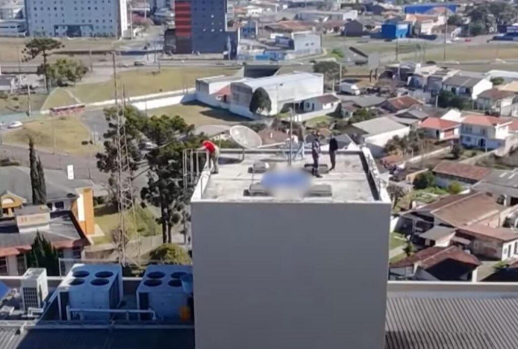 corpo-na-caixa-dagua