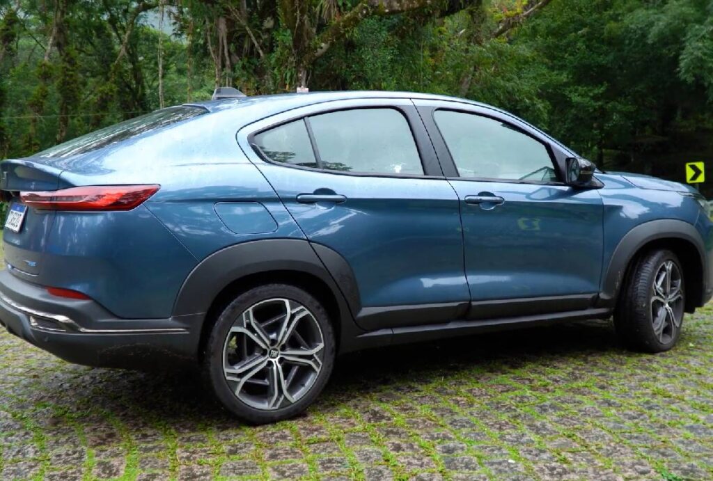 fiat-fastback-viajando-estrada-graciosa