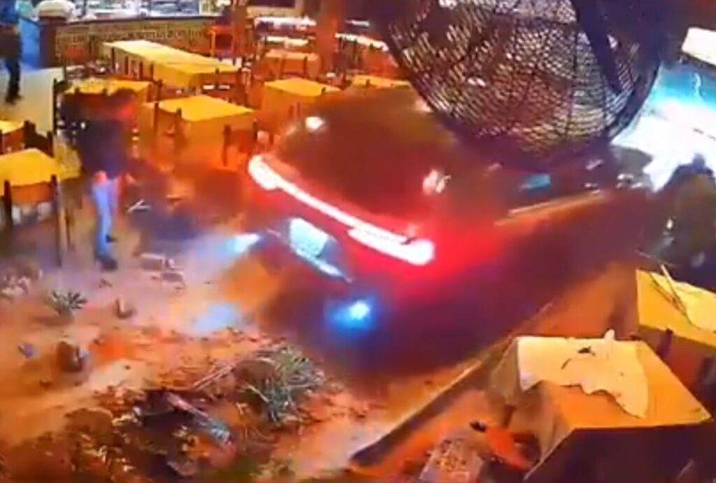 homem-invade-restaurante