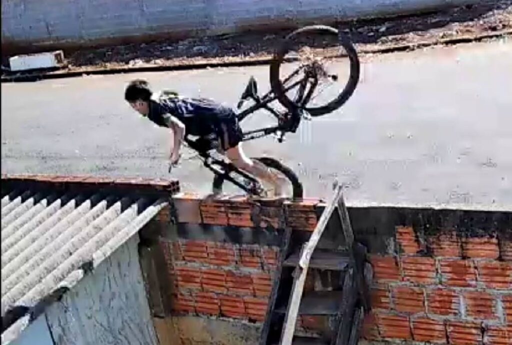 menino-cai-de-bicicleta (1)