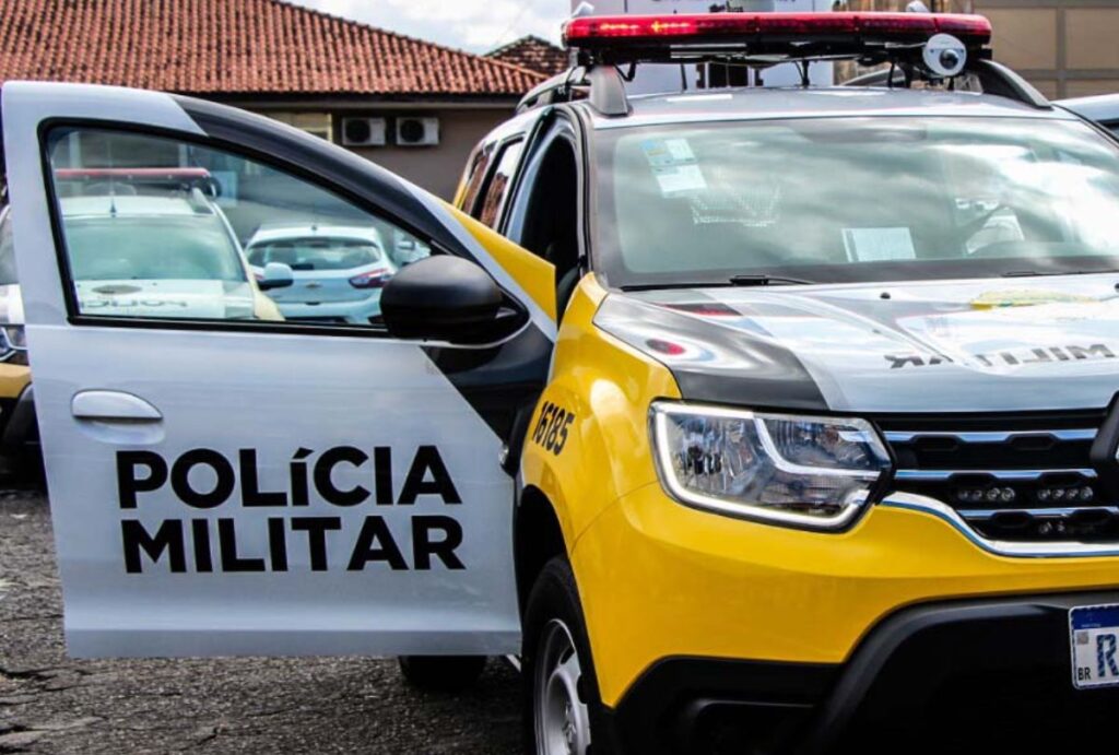 pai-defende-familia-com-tijolo
