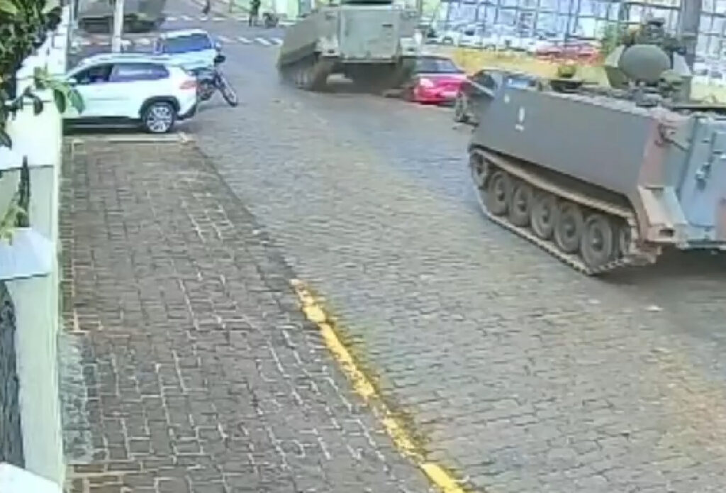 tanque-passa-por-cima-de-carro
