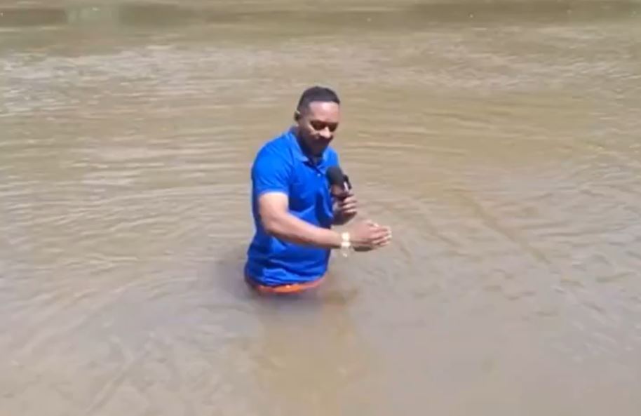 reporter-pisa-em-corpo-em-rio-video