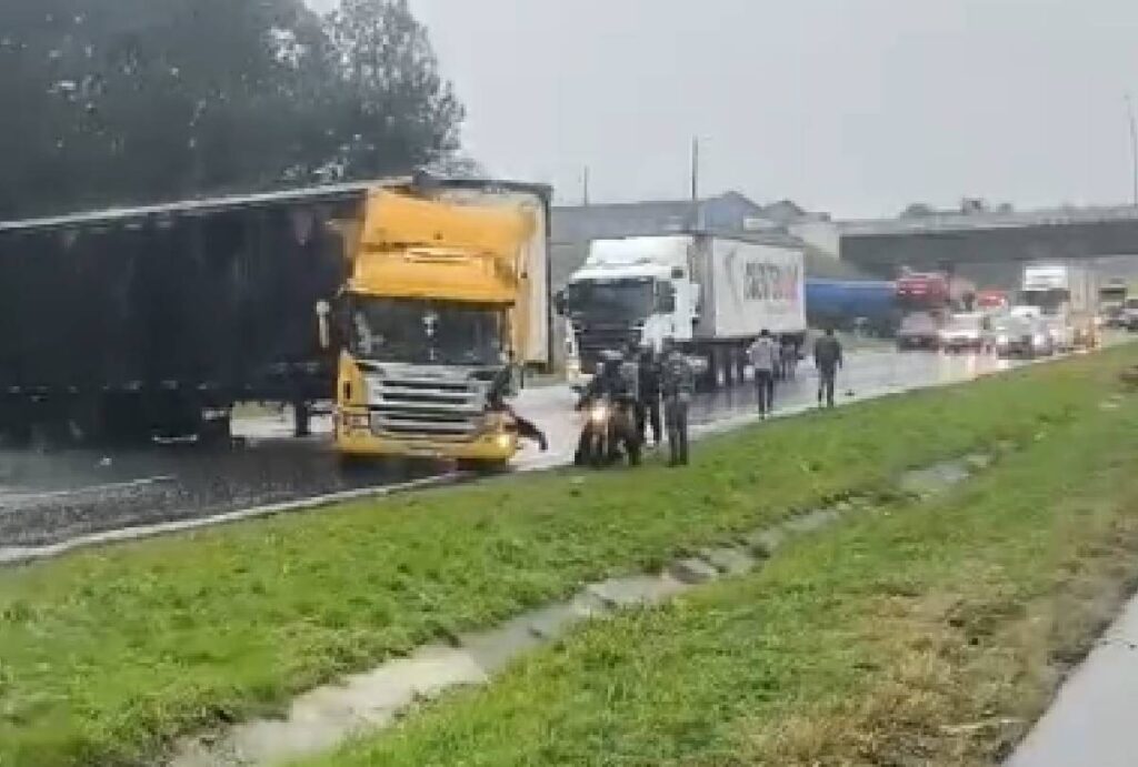 acidente-contorno-leste-sao-jose-dos-pinhais-caminhao